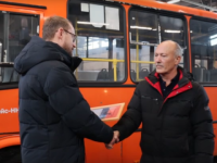 Водителя нижегородского автобуса Т-83 наградили премией за спасение пассажира 