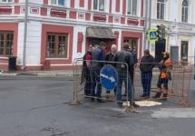 Провалившийся в яму туристический автобус продолжил движение по Нижнему Новгороду   