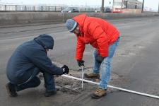 Около 1 млн рублей планируется потратить на весенний ямочный ремонт Молитовского моста 