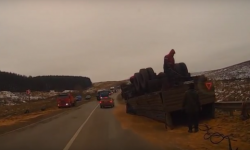 Опубликовано видео с перевернувшемся в Нижегородской области автопоездом 