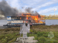 Плавучую гостиницу тушат на Гребном канале в Нижнем Новгороде 