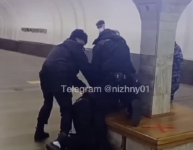 Жесткое задержание пассажира без маски в нижегородском метро попало на видео 