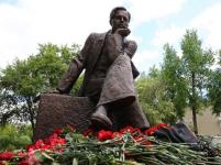 Бронзовый памятник академику Сахарову открыли в Сарове  