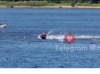 Пара на гидроцикле пронеслась между пловцами на X-WATERS в Нижнем Новгороде 