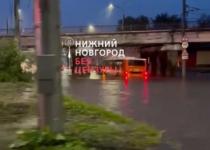 Автобус с пассажирами затопило на улице Коминтерна в Нижнем Новгороде  