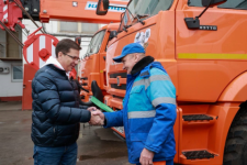 Шалабаев вручил водителям Нижегородского водоканала ключи от 33 спецавтомобилей 