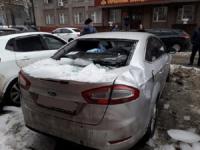 Автомобили нижегородцев пострадали от наледи с крыши отдела полиции 