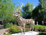 Гигантскую скульптуру из оленьих рогов установили в нижегородском «Лимпопо» 