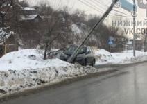 Автомобиль протаранил столб на Гребном канале в Нижнем Новгороде 