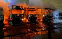 Пожар уничтожил семь грузовиков на открытой стоянке в Нижнем Новгороде  