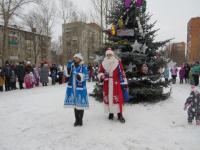 Новогодняя елка установлена в сквере на улице Прыгунова в Нижнем Новгороде 