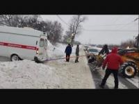 Застрявшую в снегу скорую вытягивали трактором на Бору 