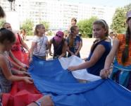Школьники и дошкольники Ленинского района сшили большой российский флаг 