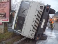 Грузовой автомобиль опрокинулся в Нижнем Новгороде 