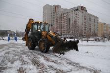 Снег во дворах Нижнего Новгорода убирают 3 000 дворников  