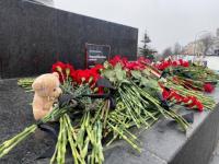 Нижегородцы массово несут цветы и игрушки к стихийному мемориалу 