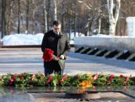 Никитин возложил цветы к Вечному огню в День защитника Отечества 