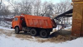 «КамАЗ» въехал в козырек жилого дома в Нижнем Новгороде 