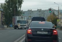 Водители просят установить «стрелку» для поворота на дублер улицы Циолковского 