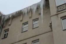 Глыба льда упала на прохожую в центре Нижнего Новгорода 