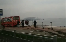 Автобус с пассажирами протаранил ограждение и вылетел на Нижневолжскую набережную 