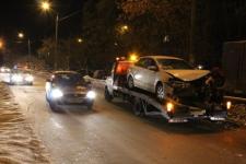 Lexus врезался в дом в Московском районе 