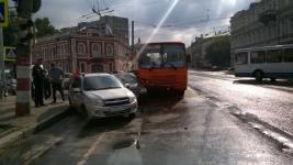 Маршрутка и иномарка столкнулись в Нижнем Новгороде утром 31 июля 