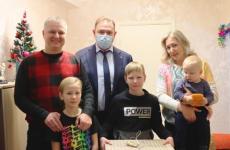 Сергей Злобин передал ноутбук в подарок 11-летнему Илье из Новинок 