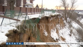 Оползень разрушил дорогу у жилых домов в Павлове  