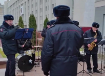 Полицейский оркестр выступает у входа на станции метро «Горьковская»  