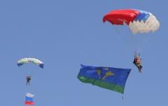 Триколор и флаг ВДВ развернули нижегородские парашютисты в полете 2 августа 
