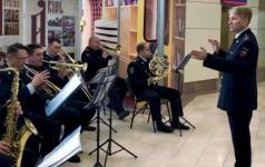 Оркестр областного полицейского главка сыграл концерт в здании железнодорожного вокзала в Нижнем  