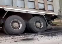 Еще один грузовик провалился в яму на нижегородской дороге 