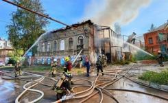 Два расселенных двухэтажных дома горят на Грузинской в Нижнем Новгороде  