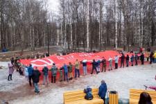 В Нижегородском парке «Дубки» развернули 200-метровое знамя Победы  