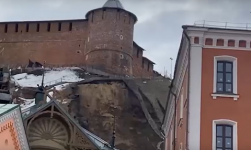 Опубликовано видео с места схода грунта на склоне Нижегородского кремля 