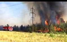 Песчаные рвы разделяют распространяющийся пожар и предприятия в городском округе Дзержинск 