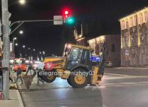 Неуправляемый трактор съехал по склону на улицу Рождественскую   