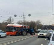 Двое пострадали в ДТП с автобусом и трактором в Нижнем Новгороде 