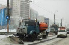Спецтехника вышла на обработку дорог перед снегопадом в Нижнем Новгороде  