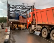КАМАЗ врезался в опору моста в Пильнинском районе 