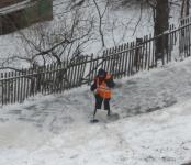 «На ледянке или в травму с переломами»: спуски на набережной Федоровского стали опасными 