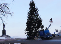 В Нижнем Новгороде начали наряжать главную Новогоднюю елку города 