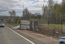 Фура с пивом опрокинулась на дороге в Нижегородской области 