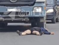 Нижегородец бросается под колеса машин у кинотеатра «Москва» 