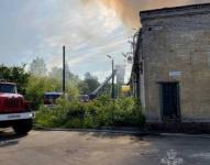 Крупный пожар тушат в цехе по переработке пластика в Ленинском районе 