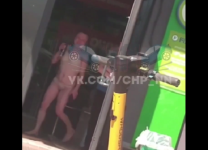Полуголая девушка забежала в супермаркет в Нижнем Новгороде 