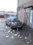 Машина серьезно пострадала от падения льдины в Нижегородской области 