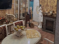 Двушку со статуями и золотым декором на Автозаводе продают за 5,7 млн рублей 