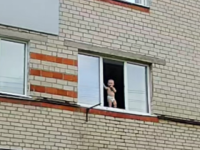 Ребенок чуть не выпал из окна на 2-м этаже дома в Заволжье 
